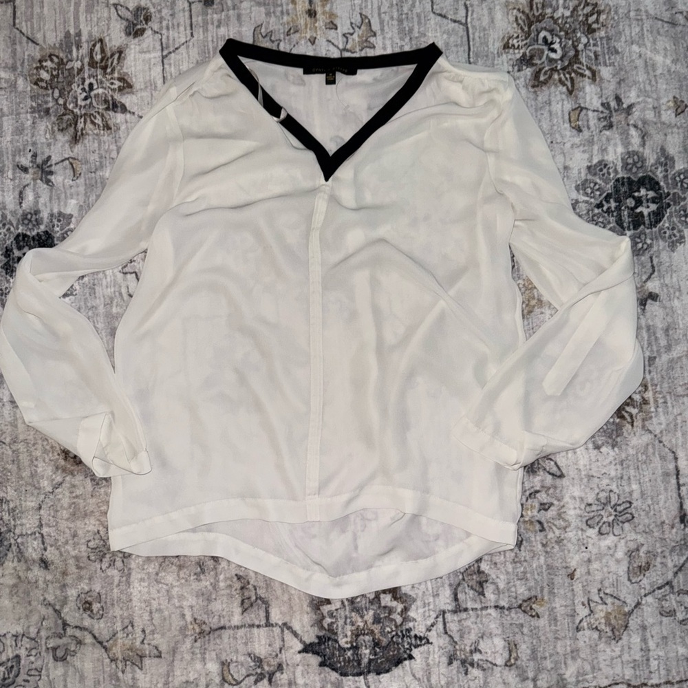 NWOT Cynthia Steffe (m) Elegant White V-Neck Blouse - Picture 2 of 4